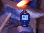 Sıcaklık ölçüm cihazları PCE-889 ile sıcak demirin üzerinde sıcaklık ölçümü