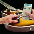 Boya kalınlığı ölçüm cihazları: Resimde göründügü gibi Gitar üzerindeki boya kaplama kalınlığı ölçümü