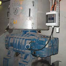 Vibrasyon Kaydedici PCE-VB 102'yi titreim makinesinde kontrol yaparken grmektesiniz.