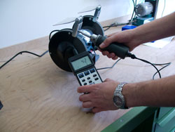Dijital Tork Ölçüm Cihazı PCE-TM 80 ile bir bileyicide dönme momentini ölçerken