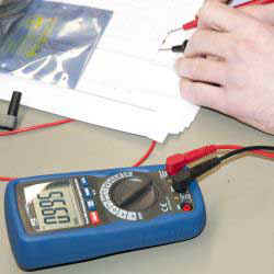 El tipi dijital Multimetre PCE-DM 14'n kullanm grntleri.