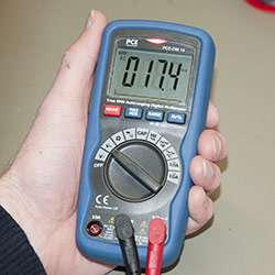 El tipi dijital Multimetre PCE-DM 14 rahatlkla ele sar.