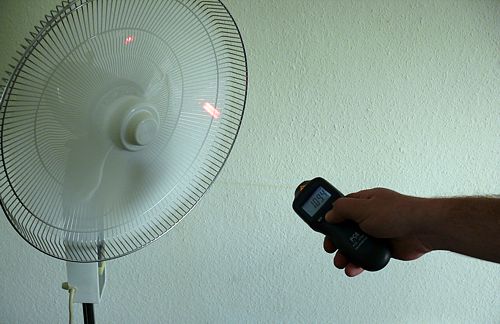 El tipi optik Takometre PCE-DT 62'nin kullanım görüntüleri