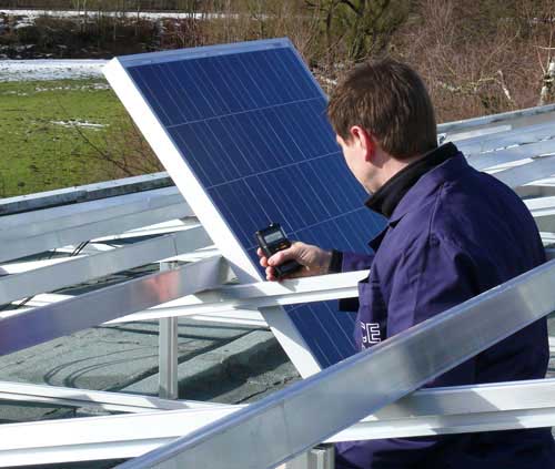 Güneş Enerjisi Ölçüm Cihazı PCE-SPM 1'in Güneş Enerjisi Sisteminin kurulumundaki kullanım görüntüsü