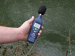 Gürültü ölçer PCE-999 farklı çevresel alanlarda ölçüm yaparken.