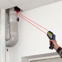 Kızılötesi Termometre PCE-IR 425'si kullanımda.