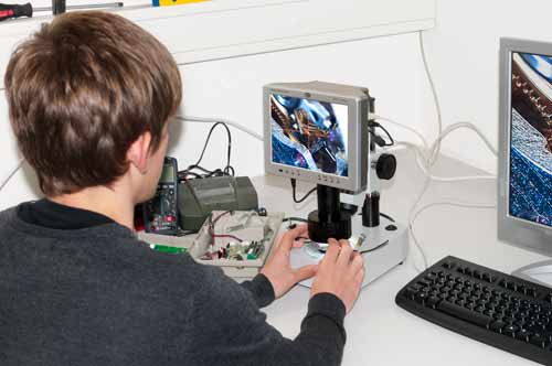 Mekanik 3D-Mikroskop PCE-IVM 3D'nin Ekran üzerinden hard disk kontrolünü yaparken görmektesiniz.