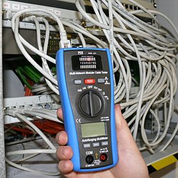 Multimetreli LAN-Test Cihazı PCE-LT1'in kullanım görüntüsü