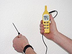 Nem-Sıcaklık Ölçer PCE-310 (Higrometre) Duvarın sıcaklığını ölçerken.