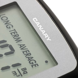 Radon-Monitor Canary'nin ölçüm indikatörü ve ölçüm göstergesi ile ekranı.