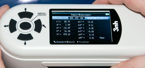 Taşınabilir Renk Ölçüm Cihazı PCE-CSM 7 ile gerçekleşen kontrol ölçümün ekrandaki görüntüsü.